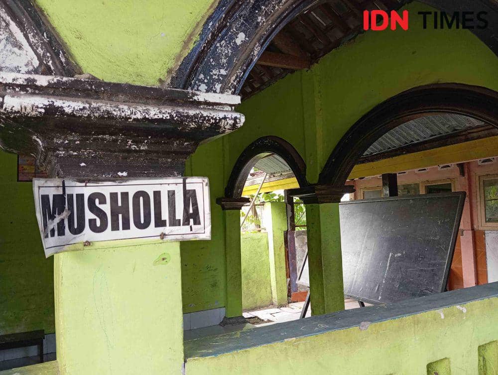 Musholla digunakan sebagai ruang kelas (IDN Times/Ruhaili)