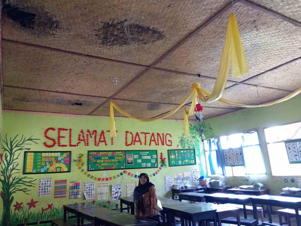 Ruang kelas SDN 1 Greneng, dihiasi meskipun kondisi plafon bocor (IDN Times/Ruhaili)