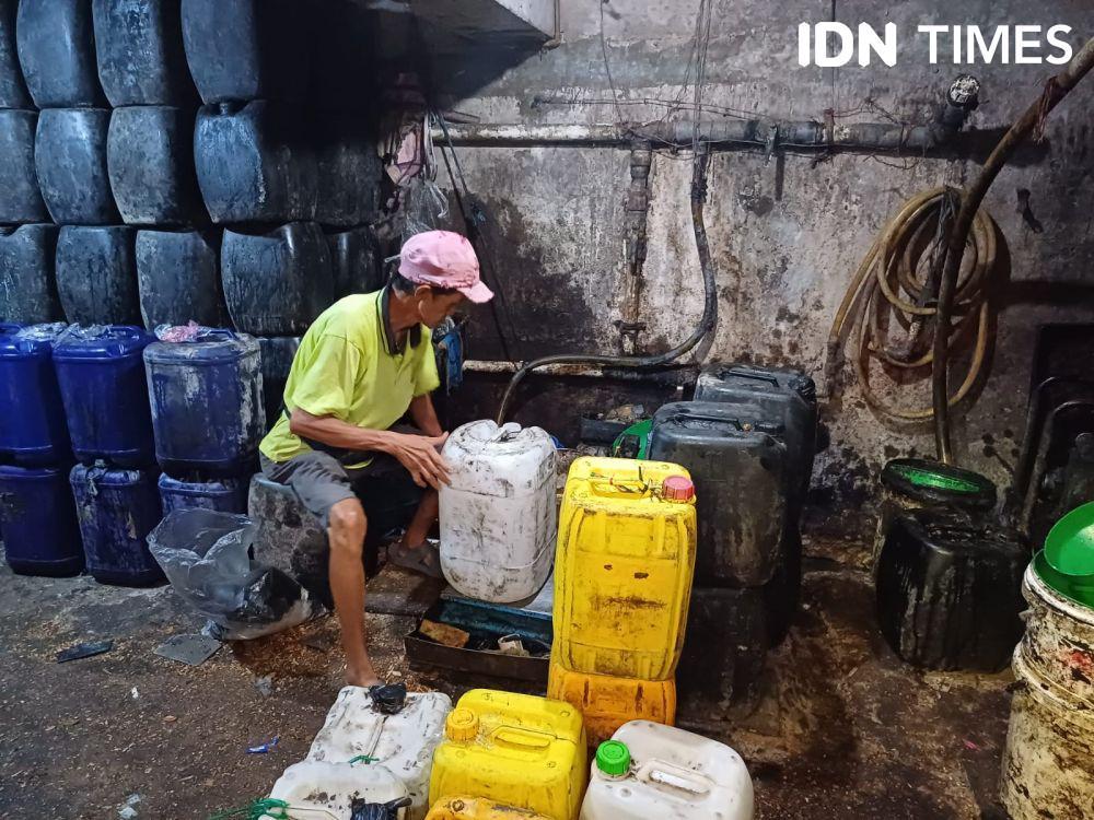 Pedagang minyak di Pasar 16 Ilir Palembang (IDN Times/Feny Maulia Agustin)