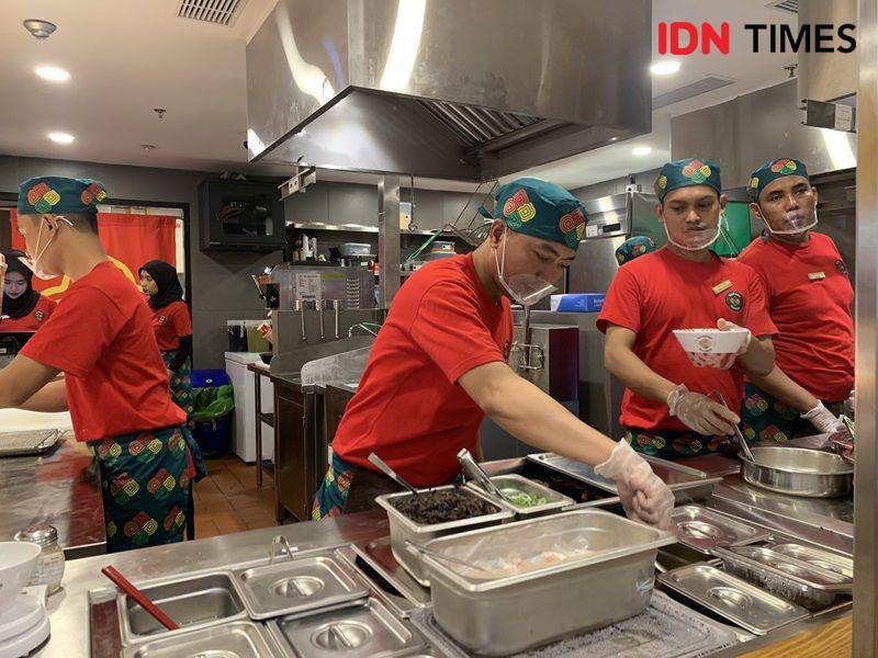 Potret open kitchen Haraku Ramen di Lantai LG Tunjungan Plaza 3 (IDN Times/Fasrinisyah Suryaningtyas)