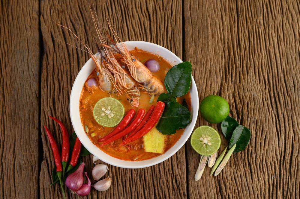 ilustrasi daun jeruk untuk garnish tom yum (freepik.com/jcomp)