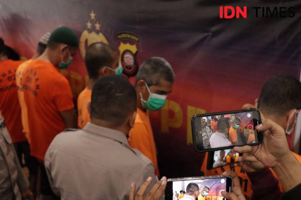 Pelaku nekat curi besi dan kayu makam untuk beli beras. (IDN Times/Polres Kubu Raya).