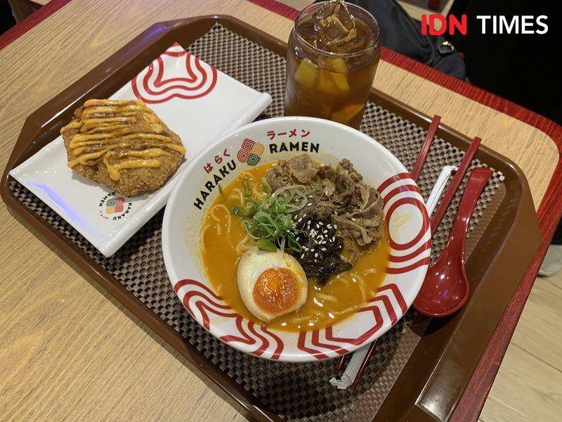 Potret Sliced Beef Chige Ramen, Chicken Katsu Mentai, dan Ice Peach Tea di Haraku Ramen (IDN Times/Fasrinisyah Suryaningtyas)