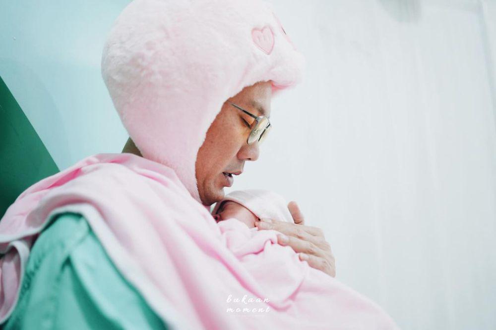 7 Potret Denny Sumargo Momong Anak, Jadi Ayah Siaga!