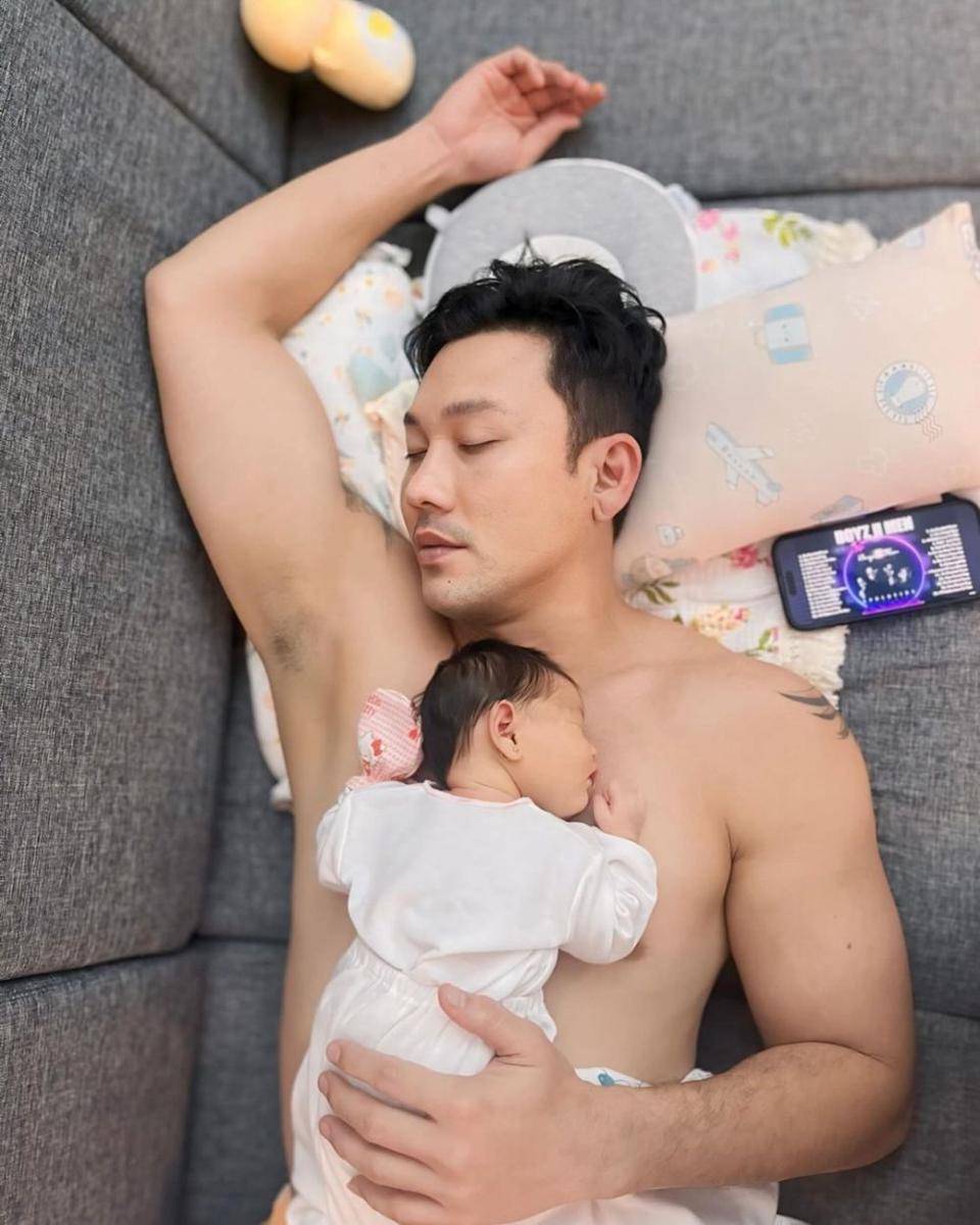 Denny Sumargo momong anak. (instagram.com/gabriellasumargo)