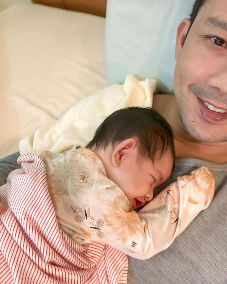 Denny Sumargo momong anak. (instagram.com/gabriellasumargo)