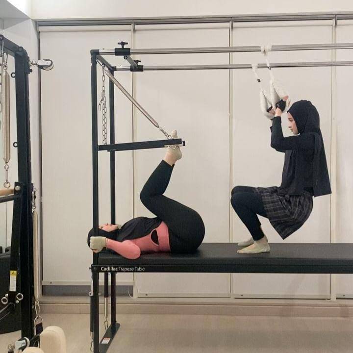 Inara Rusli berlatih pilates (instagram.com/mommy_starla)