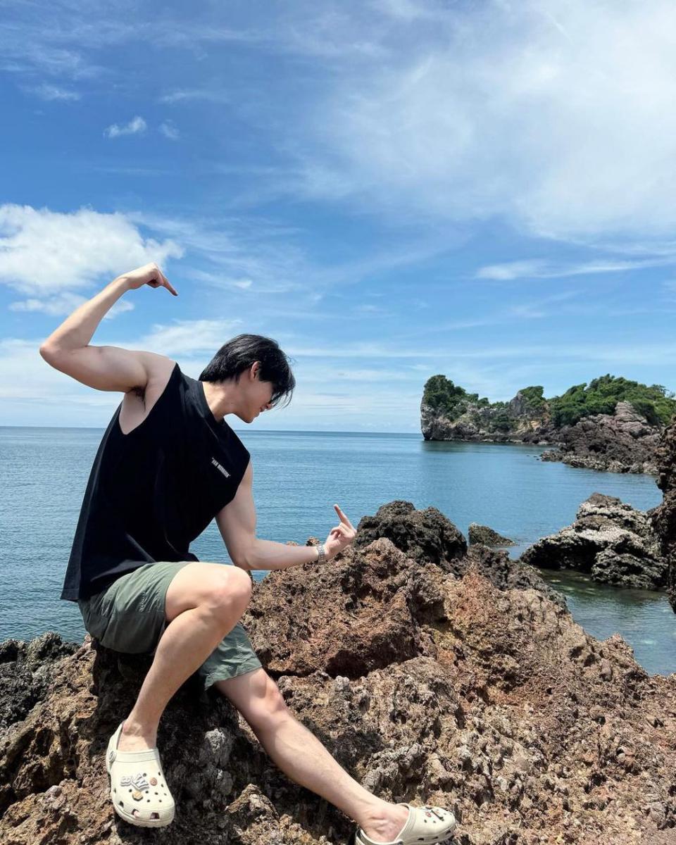 potret styling sleeveless shirt ala Yin Anan (instagram.com/yinyin_anw)
