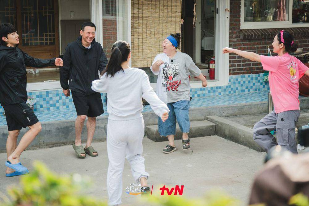 cuplikan variety show Korea Fresh Off The Sea (instagram.com/tvn_joy)
