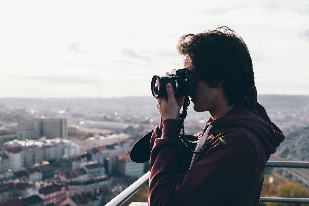ilustrasi orang memotret dengan kamera. https://pixabay.com/lukas_rychvalsky-6924066/