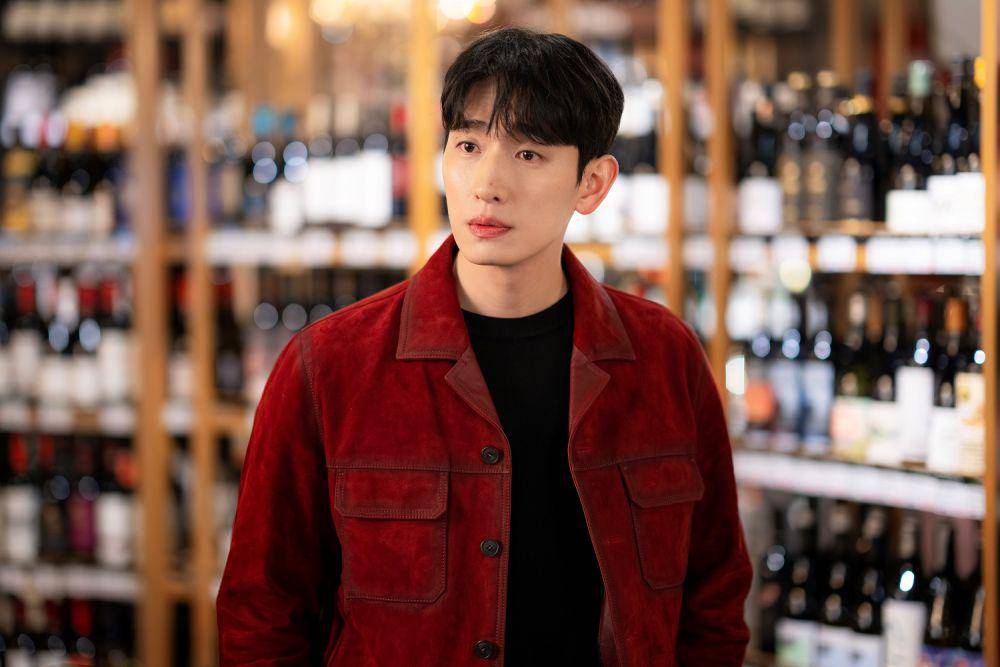 cuplikan Yoon Park di drakor Cinderella At 2AM (dok. Coupang Play/Cinderella At 2AM)