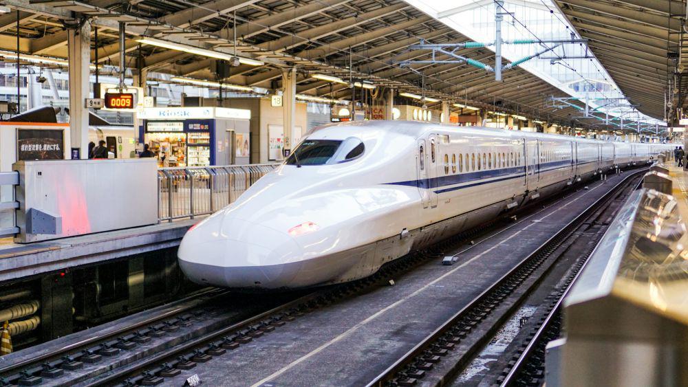 ilustrasi shinkansen di Jepang (unsplash.com/Fikri Rasyid)