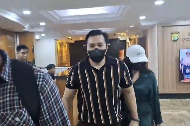 Audrey Davis (kanan) diperiksa Polda Metro terkait video syur (dok. IDN Times/Istimewa)