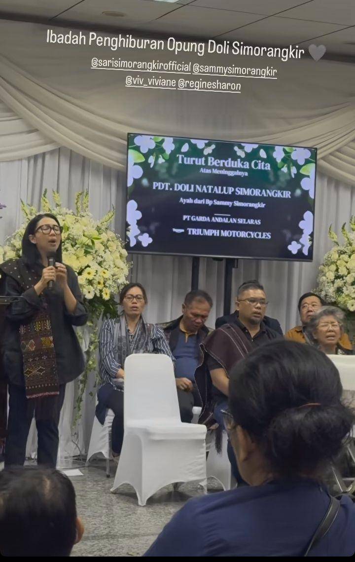 Suasana rumah duka ayah Sammy Simorangkir (Instagram.com/viv_viviane)