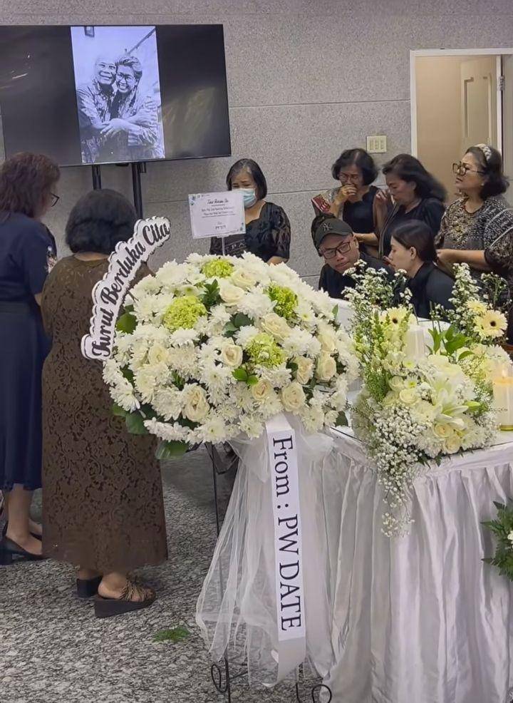 Suasana rumah duka ayah Sammy Simorangkir (Instagram.com/viv_viviane)