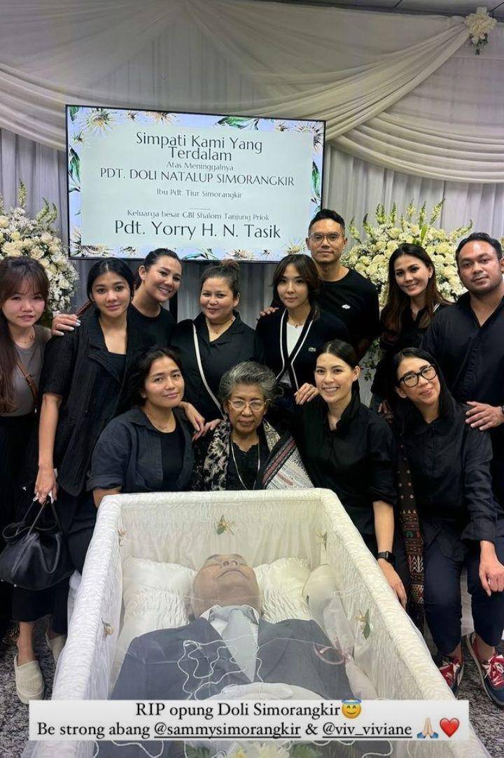 Suasana rumah duka ayah Sammy Simorangkir (Instagram.com/gisel_la)