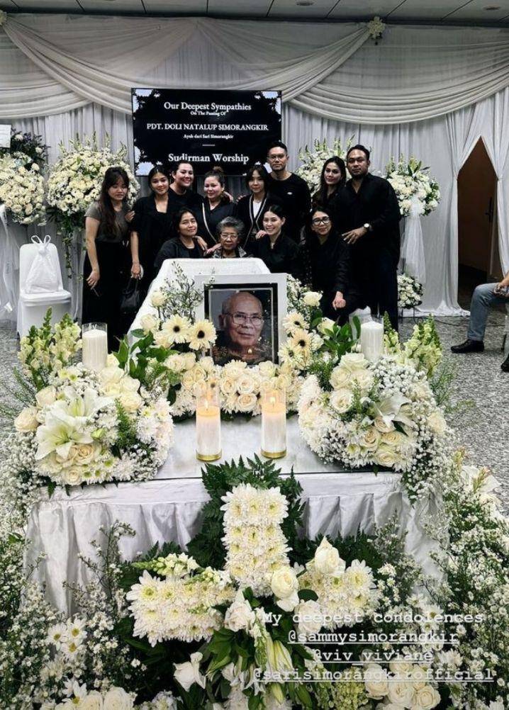 Suasana rumah duka ayah Sammy Simorangkir (Instagram.com/gisel_la)