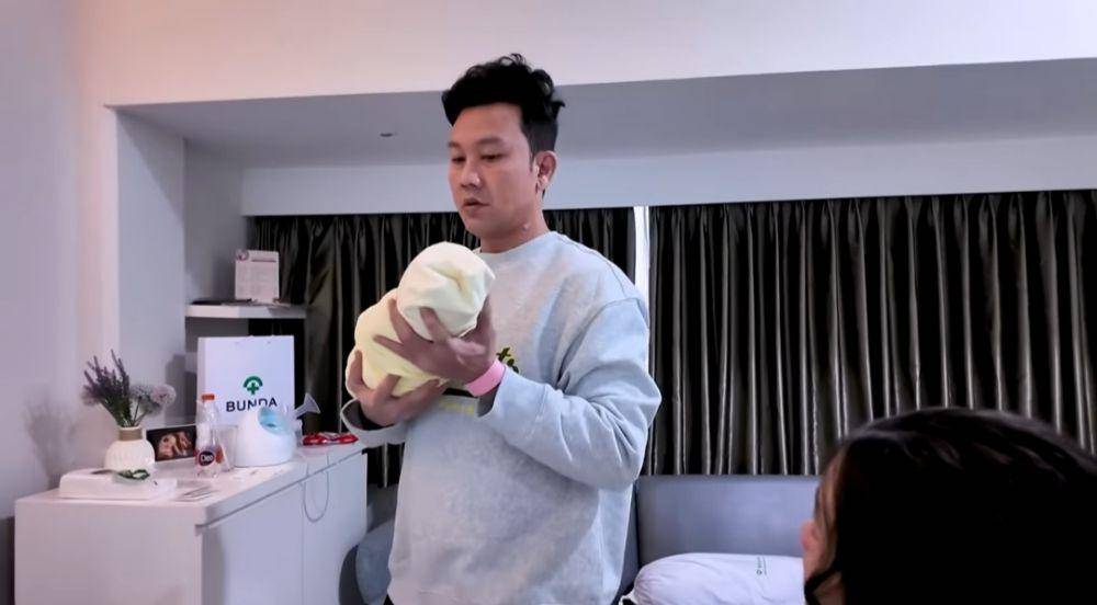 Denny Sumargo momong anak. (youtube.com/THE SUMARGO'S)
