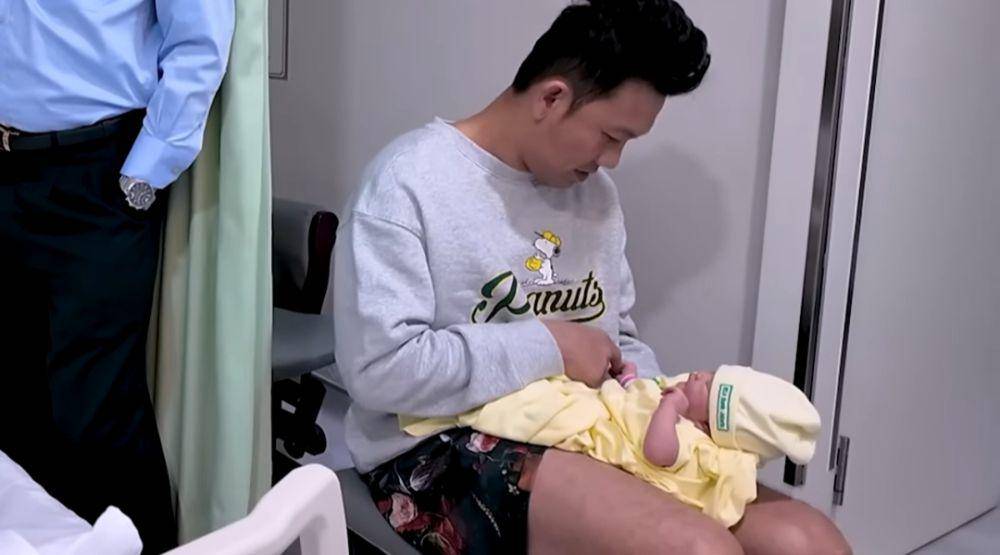 Denny Sumargo momong anak. (youtube.com/THE SUMARGO'S)