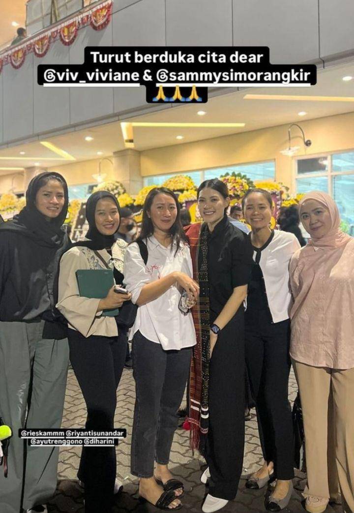 Suasana rumah duka ayah Sammy Simorangkir (Instagram.com/viv_viviane)
