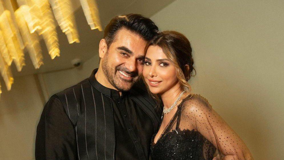 7 Potret Mesra Arbaaz Khan dan Istri, Terpaut Usia 25 Tahun!