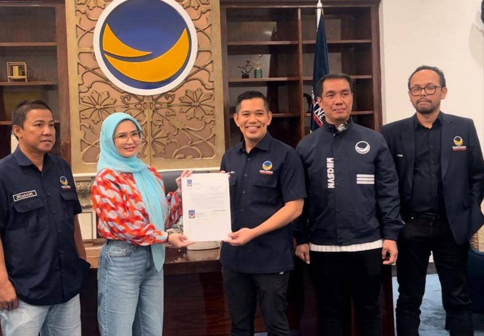 Penyerahan surat rekomendasi Partai NasDem kepada 3 Cakada di Provinsi Lampung untuk Pilkada 2024. (DOK. DPW NasDem Lampung).