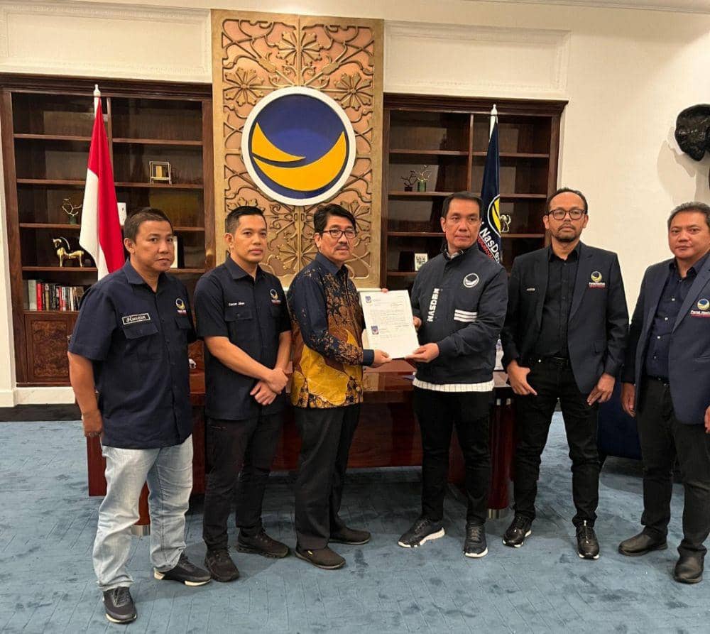 Penyerahan surat rekomendasi Partai NasDem kepada 3 Cakada di Provinsi Lampung untuk Pilkada 2024. (DOK. DPW NasDem Lampung).