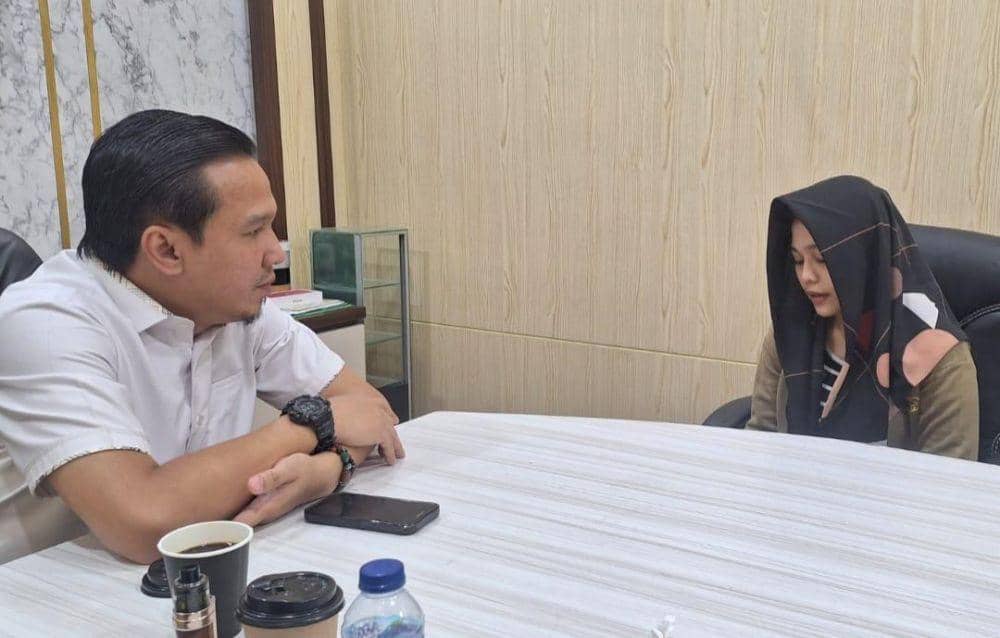 Tya, temannya Marisa Putri saat diinterogasi Direktur Reserse Narkoba Polda Riau Kombes Pol Manang Soebeti (IDN Times/ dok Polda Riau)