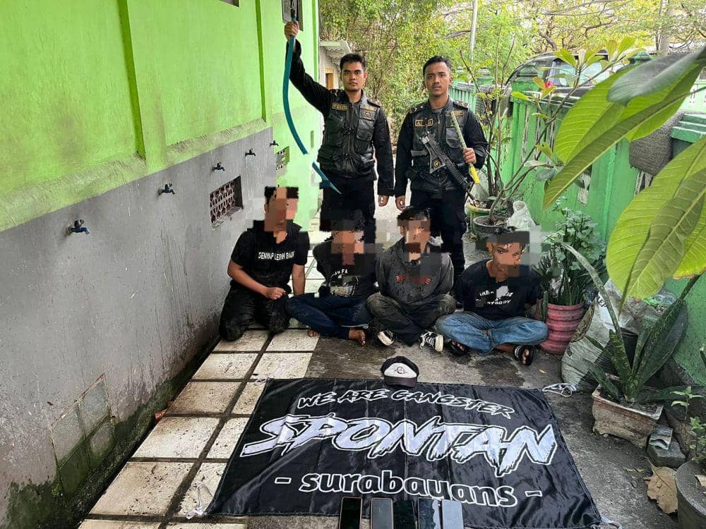 Gangster 'Spontan' Bawa Clurit Panjang, Live Streaming