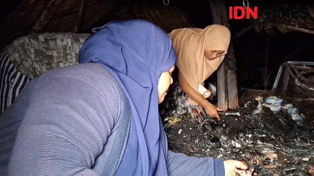Warga ramai-ramai jarah barang dagangan dari lokasi kebakaran. IDN Times/ Riyanto.