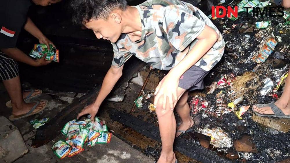 Warga ramai-ramai jarah barang dagangan dari lokasi kebakaran. IDN Times/ Riyanto.