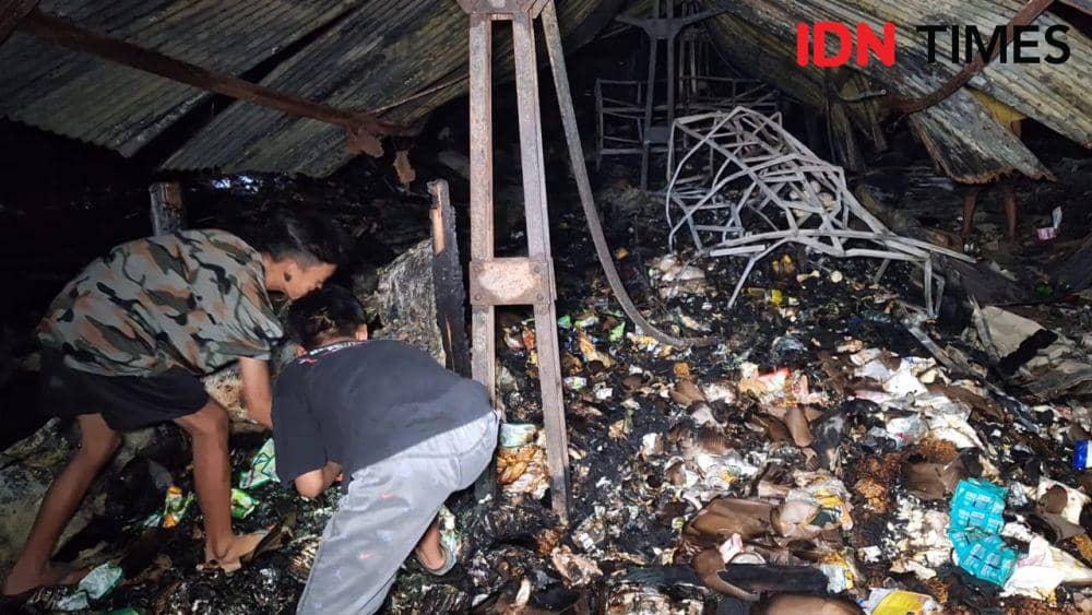 Warga Ambil Barang Dagangan Usai Kebakaran Pasar Gentong Ngawi Padam