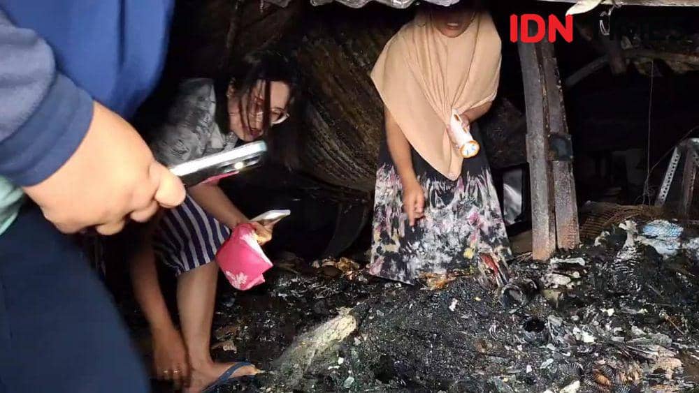 Warga ramai-ramai jarah barang dagangan dari lokasi kebakaran. IDN Times/ Riyanto.