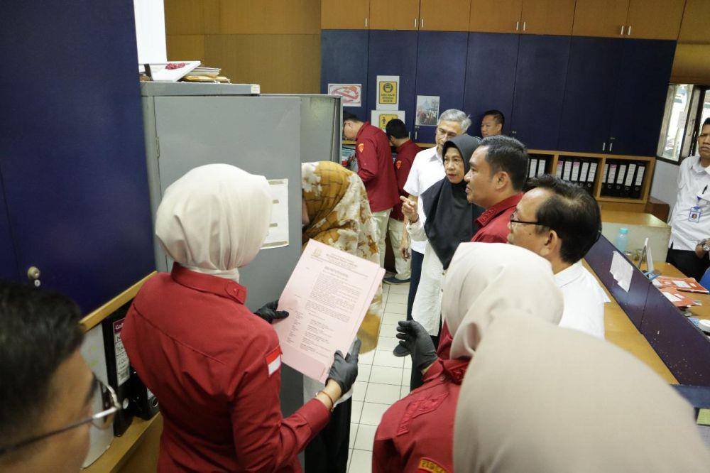 Kegiatan tim penyidik Kejati geledah kantor PDAM Way Rilau Kota Bandar Lampung. (Dok. Kejati Lampung).