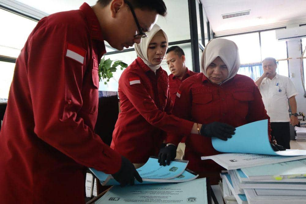 Kegiatan tim penyidik Kejati geledah kantor PDAM Way Rilau Kota Bandar Lampung. (Dok. Kejati Lampung).