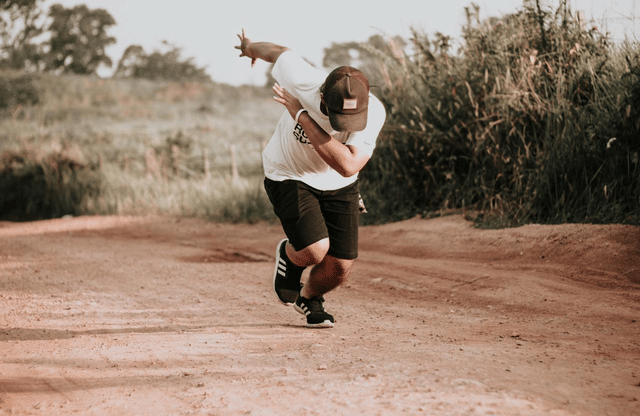 Kaus dengan celana pendek (pexels.com/Nur Andi Ravsanjani Gusma)