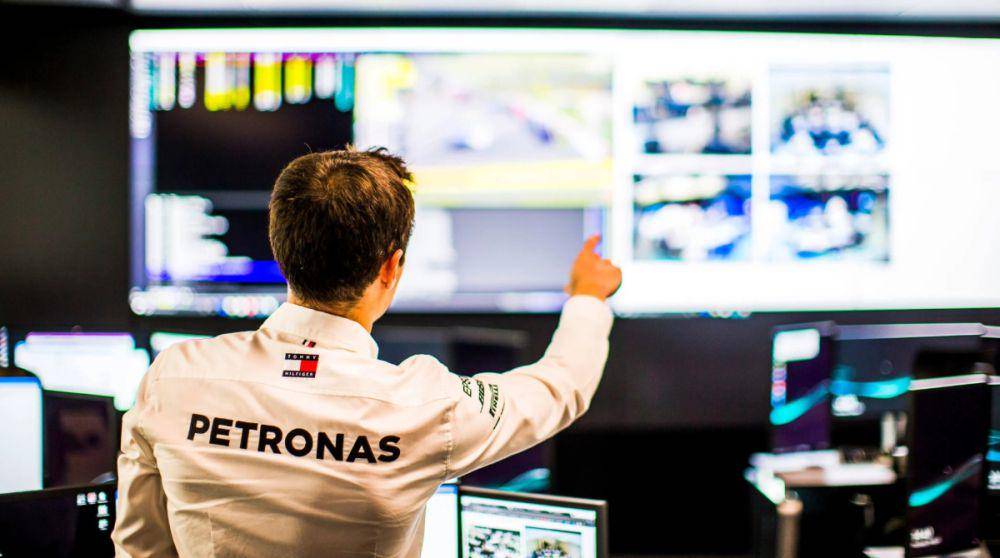 potret salah satu kru Mercedes (mercedesamgf1.com)