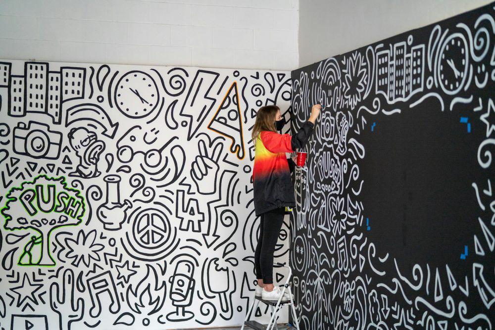 ilustrasi melukis mural di dinding (unsplash.com/Marty O’Neill)