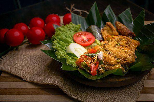 ilustrasi ayam penyet (wikimedia.org/Adilarmaya)