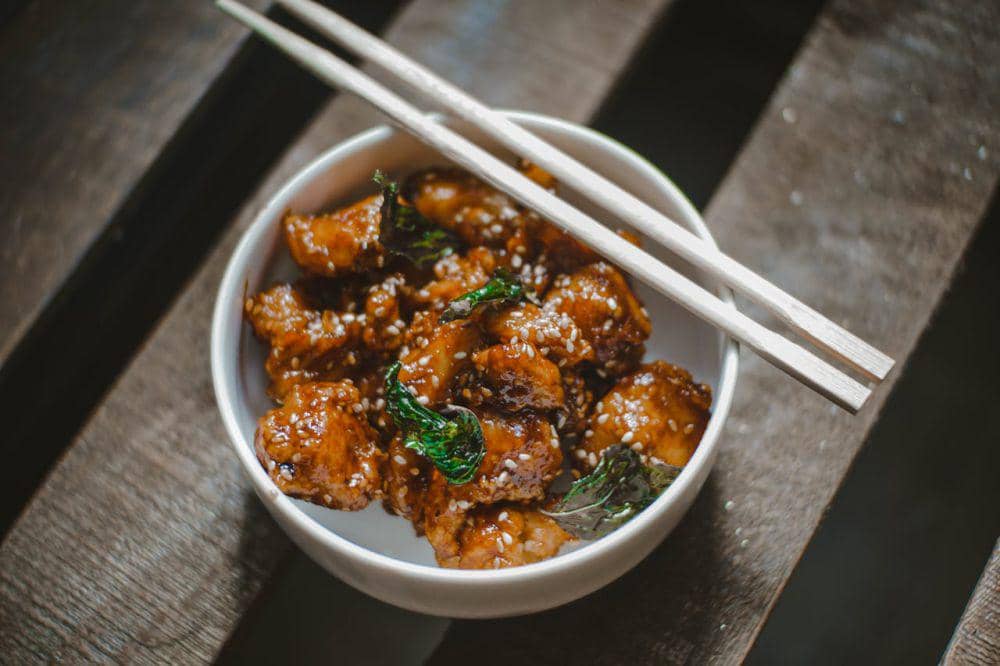8 Tips Bikin Ayam Goreng Tetap Renyah, meski Dibalut Saus