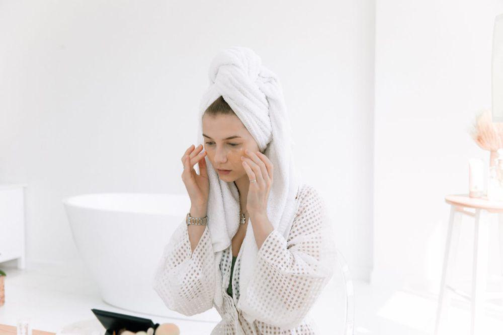 ilustrasi memakai skincare (pexels.com/KATRIN BOLOVTSOVA)