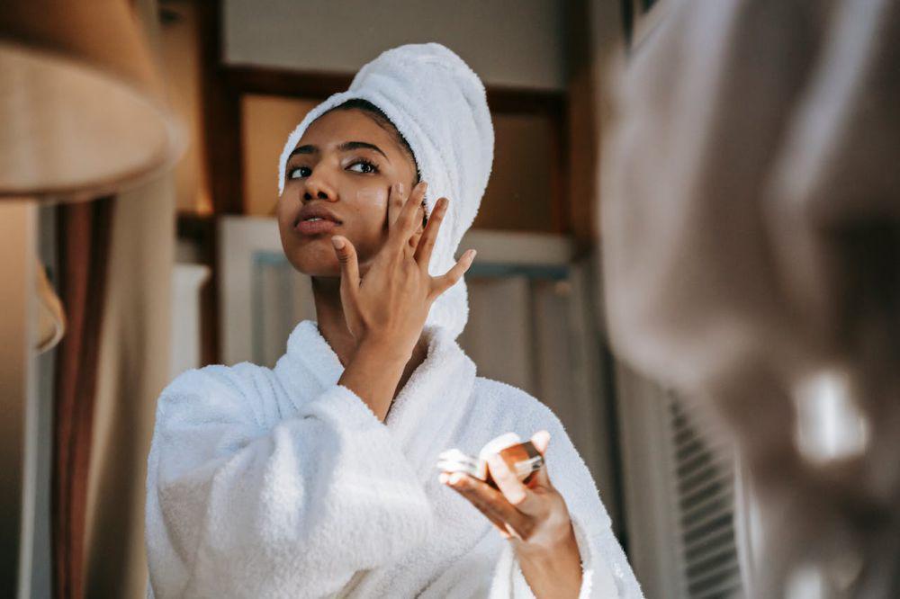 ilustrasi memakai skincare (pexels.com/Sora Shimazaki)