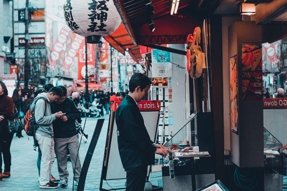 ilustrasi membeli makanan di Jepang (pexels.com/Nguyễn Khanh)