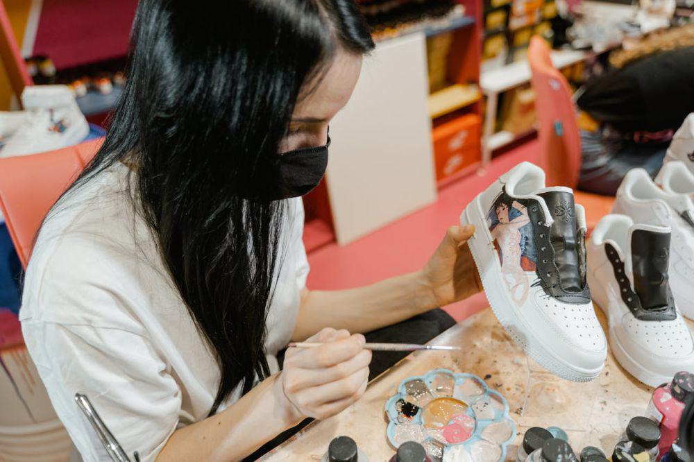 ilustrasi melukis dengan media sepatu (pexels.com/Tima Miroshnichenko)