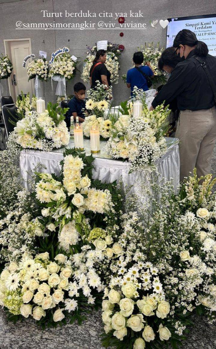 Suasana rumah duka ayah Sammy Simorangkir (Instagram.com/kikizulkarnaenworld)