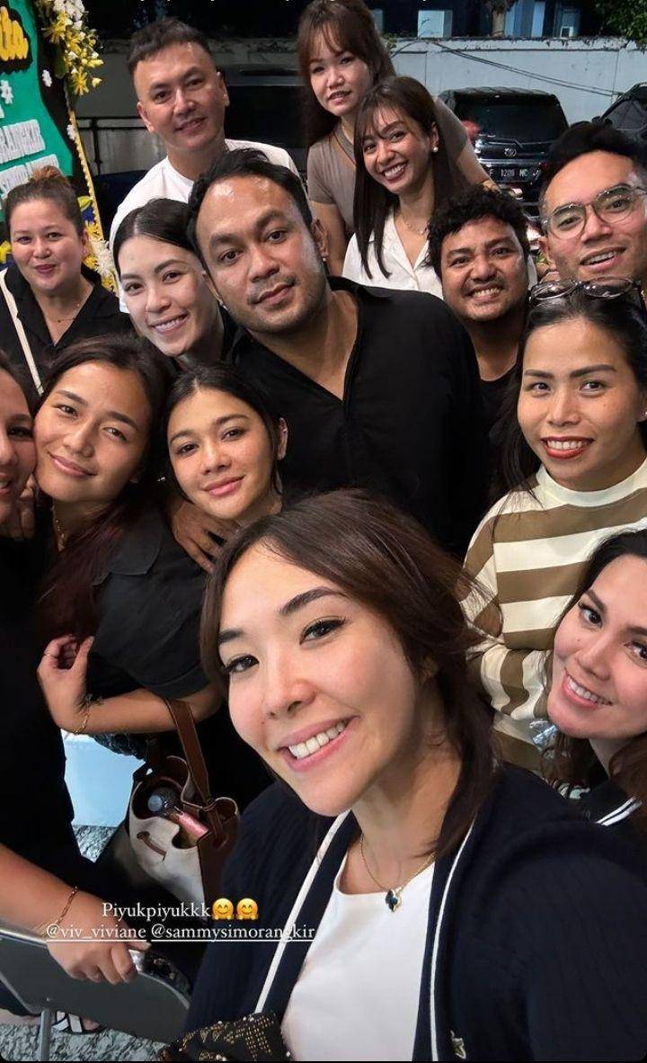 Suasana rumah duka ayah Sammy Simorangkir (Instagram.com/gisel_la)