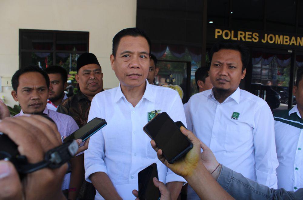 Ketua DPC PKB Jombang Hadi Atmaji usai melaporkan Lukman Edy ke Mapolres Jombang. IDN Times/Zainul Arifin