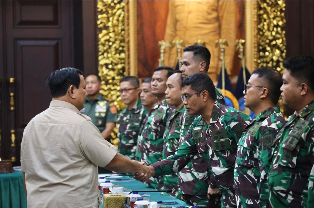 Presiden terpilih, Prabowo Subianto ketika memberikan pembekalan bagi nakes TNI yang akan diberangkatkan dalam misi kemanusiaan ke Gaza, Palestina. (Dokumentasi Kemhan)