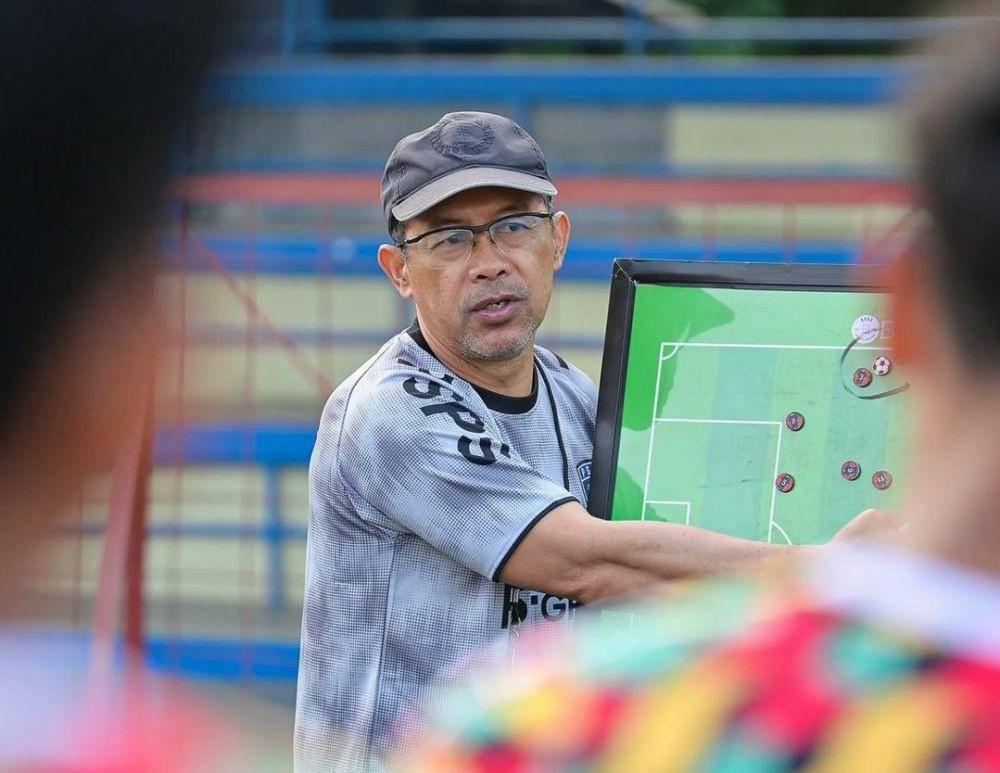 Pelatih PSPS Pekanbaru Aji Santoso saat memberikan arahan kepada pemainnya dalam pemusatan latihan di Jakarta (IDN Times/ IG pspsriau)