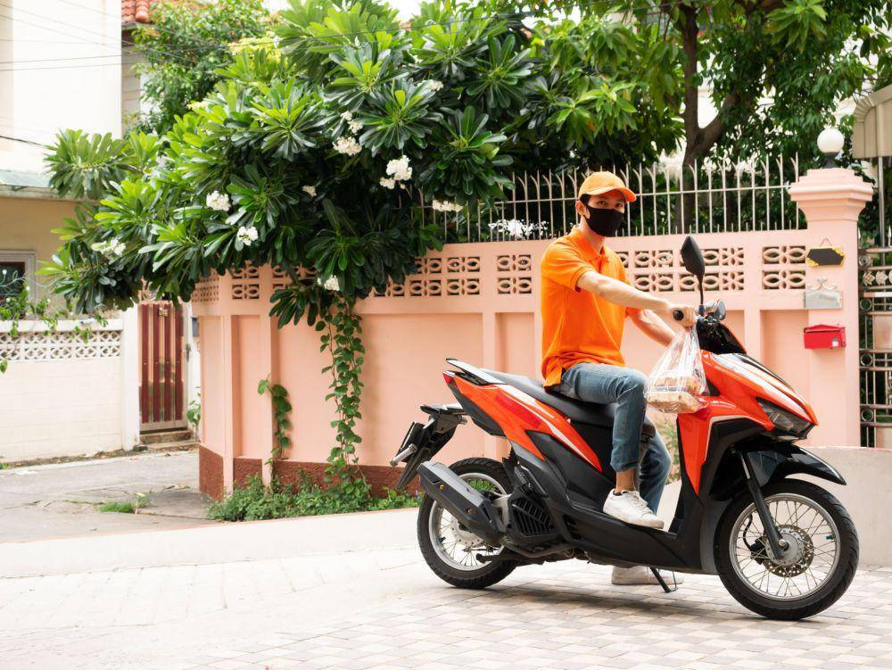 ilustrasi driver Lalamove motor (lalamove.com)